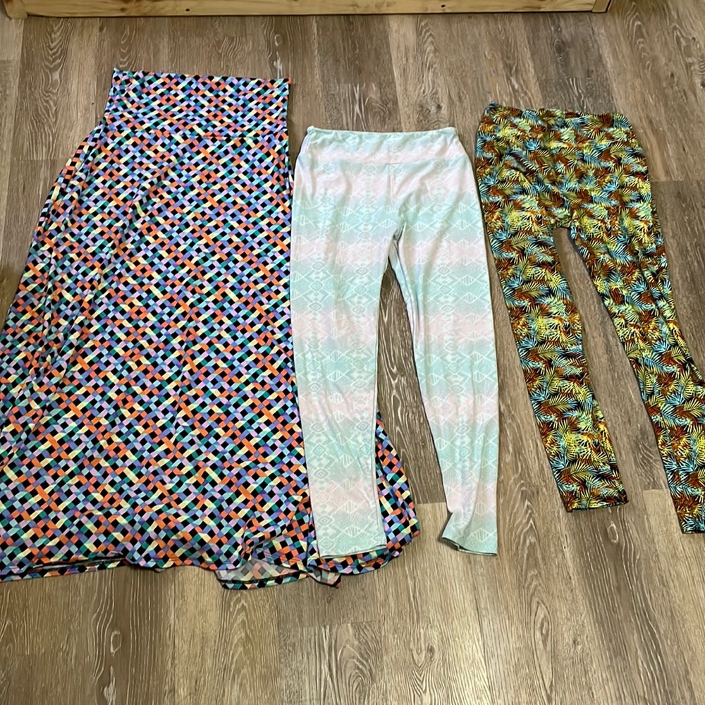 Lot of 3 like new LuLaRoe items (long skirt & 2 os leggings)